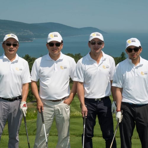 quatre joueurs de golf